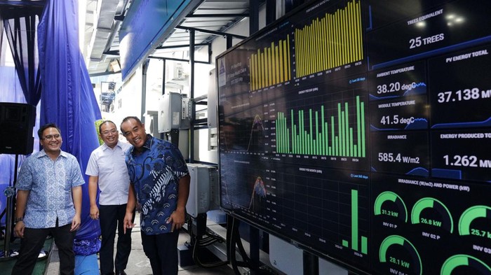 Anak Usaha BNBR Resmikan PLTS Atap di Bekasi Direktur Utama PT Helio Synar Energi (Helio) Ronald Nehemia Sinaga, Wakil Direktur Utama PT Bakrie & Brothers Tbk. (BNBR) A. Ardiansyah Bakrie, dan Direktur Utama & CEO PT Braja Mukti Cakra (BMC) V. Bimo Kurniatmoko berbincang di depan inverter Pembangkit Listrik Tenaga Surya (PLTS) Atap, di pabrik PT Braja Mukti Cakra (BMC), di Bekasi, Jawa Barat, Selasa (26/9/2023).
PT BMC meresmikan Pembangkit Listrik Tenaga Surya (PLTS) Atap yang dibangun oleh PT Helio Synar Energi (Helio) dengan kapasitas sebesar 317.7 kWp (kilowatt-peak) atau mampu memproduksi energi listrik hingga 434 MWh (megawatt-hour) per tahun.