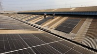 PLTS Atap itu berkapasitas sebesar 317.7 kWp (kilowatt-peak). 