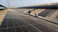Nantinya PLTS Atap ini mampu memproduksi energi listrik hingga 434 MWh (megawatt-hour) per tahun. 