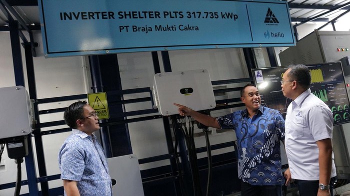 Anak Usaha BNBR Resmikan PLTS Atap di Bekasi Direktur Utama PT Helio Synar Energi (Helio) Ronald Nehemia Sinaga, Wakil Direktur Utama PT Bakrie & Brothers Tbk. (BNBR) A. Ardiansyah Bakrie, dan Direktur Utama & CEO PT Braja Mukti Cakra (BMC) V. Bimo Kurniatmoko berbincang di depan inverter Pembangkit Listrik Tenaga Surya (PLTS) Atap, di pabrik PT Braja Mukti Cakra (BMC), di Bekasi, Jawa Barat, Selasa (26/9/2023).
PT BMC meresmikan Pembangkit Listrik Tenaga Surya (PLTS) Atap yang dibangun oleh PT Helio Synar Energi (Helio) dengan kapasitas sebesar 317.7 kWp (kilowatt-peak) atau mampu memproduksi energi listrik hingga 434 MWh (megawatt-hour) per tahun.