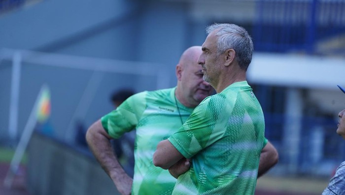 Asisten pelatih Persib Goran Paulic.