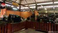 Berdasarkan pantauan detikcom di lokasi, pasar ini terdiri dari dua lantai. Lantai atas punya ukuran yang cukup kecil. Di sana terlihat seperti gudang yang hanya berisi barang-barang rongsok. Sedangkan toko-toko lebih banyak berada di lantai dasar.