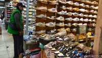 Memasuki kawasan pasar, tampak toko-toko di kawasan ini tertata dengan rapi. Sebagian besar toko menjual produk sepatu, namun ada juga beberapa toko yang menjual baju, tas, dan kacamata.
