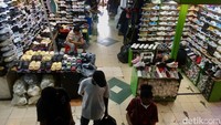 Jika dahulu berdesakan disetiap lorong dengan suara lantang penjual menawarkan dagangnnya kini sangat lengang. Pedagang  dengan suara galak tak terdengar, bahkan para pedagang cenderung  asyik sendiri memainkan gadget.