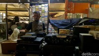Berdasarkan keterangan penjual, sekitar 50 persen toko sudah tutup.