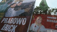 Gambar yang dipasang di baliho ini saat Prabowo menyopiri Erick Thohir naik Maung buatan PT Pindad.  