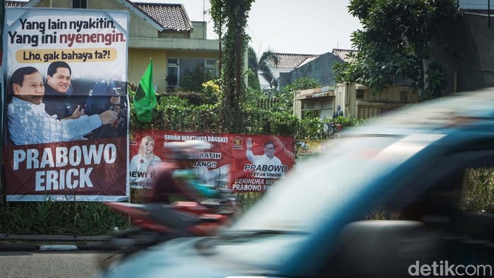 Baliho bergambar bacapres Prabowo Subianto dan bacawapres dari PAN Erick Thohir mejeng di Jalan Raya Cinere, Depok. Ini potretnya.