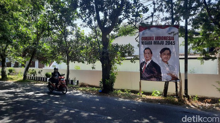 Baliho Prabowo-Gibran Dukung Indonesia Maju di 2024 muncul di Kudus, Selasa (28/9/2023).