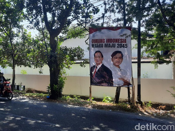 Baliho Prabowo-Gibran Dukung Indonesia Maju di 2024 muncul di Kudus, Selasa (28/9/2023).