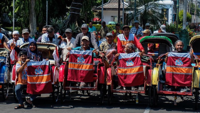 Pengemudi becak Walini melakukan atraksi bebas atau 
