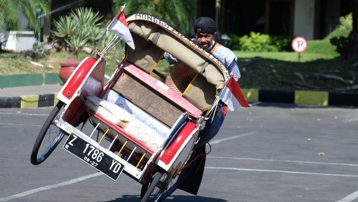 Becak untuk pariwisata Solo Pengemudi becak Walini melakukan atraksi bebas atau