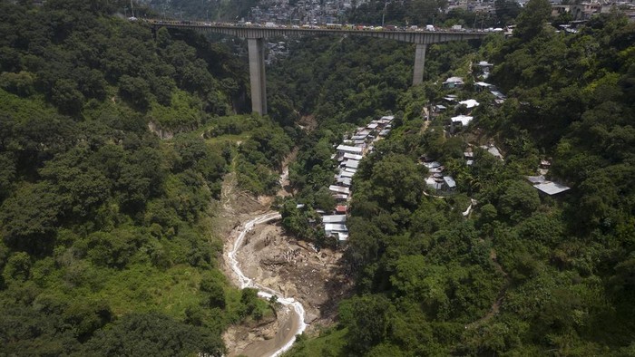 Bencana Tanah Longsor di Guatemala Tewaskan 6 Orang Police and firefighters dig for survivors after homes of the
