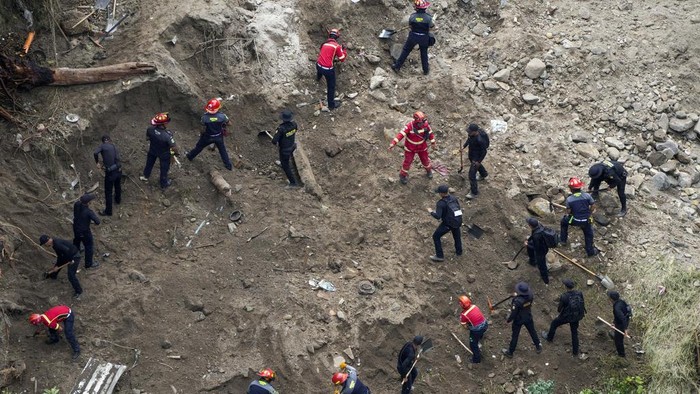 Bencana Tanah Longsor di Guatemala Tewaskan 6 Orang Police and firefighters dig for survivors after homes of the