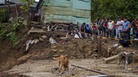 Sedikitnya enam orang tewas dan 15 orang lainnya masih hilang.   