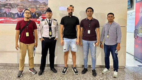 Imigrasi Ngurah Rai mengawal kepulangan LS yang ketahuan ngeseks di depan rumah warga, Minggu (24/9/2023).