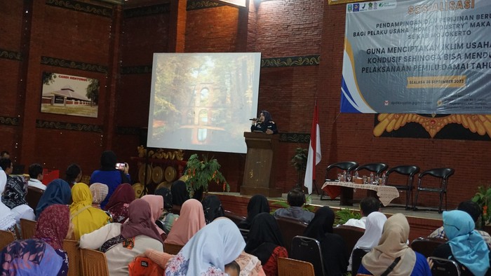 Bupati Mojokerto Ikfina Fahmawati mendukung pendampingan terhadap para pelaku industri rumah olahan