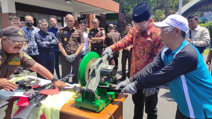 Bupati Sidoarjo Ahmad Muhdlor ikut memusnahkan senpi rakitan