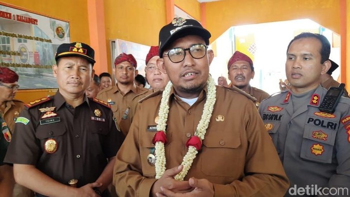 Bupati Sumenep Achmad Fauzi angkat bicara soal tetesan air garam yang disebut bikin kecelakaan.