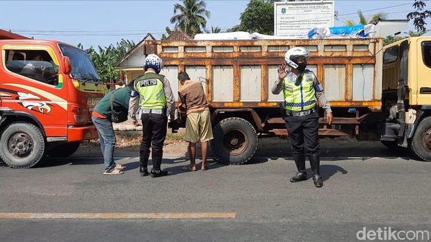Bupati Sumenep Achmad Fauzi angkat bicara soal tetesan air garam yang disebut bikin kecelakaan.