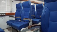 Kereta ekonomi generasi terbaru ini tak lagi menggunakan model kursi yang tegak dan digantikan dengan model captain seat sehingga bisa diatur kemiringannya serta bisa disesuaikan searah laju KA ataupun berhadapan. Foto: Dok. KAI