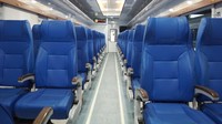 Sebelumnya kereta ekonomi berkapasitas 106 tempat duduk dengan formasi 3-2, sandaran tegak lurus, dan saling berhadapan. Namun kini KAI mengubah konfigurasi kereta ekonomi jadi hanya 80 tempat duduk dengan formasi 2-2 dan tidak lagi saling berhadapan. Foto: Dok. KAI