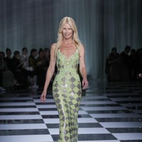 Siluet dari gaun berhiaskan detail renda itu mengikuti lekuk tubuhnya. Pesona Schiffer sebagai salah satu supermodel dari era 90-an pun tak memudar.  “Gaun ini pada dasarnya seperti dicetak di atas tubuhku. Pasnya terasa seperti memakai sarung tangan,” kata Schiffer kepada Vogue.(Foto: AP Photo/Antonio Calanni)