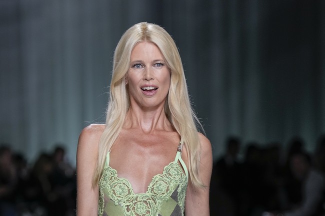 Penampilan langka ini menjadi kali kedua setelah Schiffer yang mengawali karier sebagai model saat berusia 17 tahun memutuskan untuk pensiun usai berjalan di catwalk Yves Saint Laurent pada 2002 silam. Model asal Jerman ini sempat muncul bersama Naomi Campbell dan beberapa supermodel lawas lainnya di catwalk Versace pada 2017 untuk memperingati 20 tahun kematian Gianni Versace. (Foto: AP Photo/Antonio Calanni)