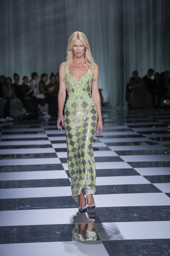 Tidak ketinggalan, heels metalik senada yang menopang kaki jenjangnya ikut melengkapi perempuan bertubuh 180 cm itu. (Foto: AP Photo/Antonio Calanni)