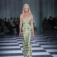 Tidak ketinggalan, heels metalik senada yang menopang kaki jenjangnya ikut melengkapi perempuan bertubuh 180 cm itu. (Foto: AP Photo/Antonio Calanni)