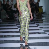 Rambut pirang khasnya dibiarkan tergerai bebas sehingga mempertegas kecantikan alaminya. Riasan pun dibiarkan senatural mungkin. (Foto: AP Photo/Antonio Calanni)