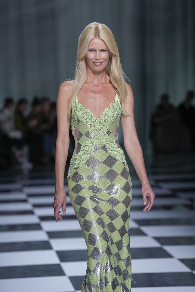 Schiffer yang saat ini berusia 53 tahun muncul sebagai model pamungkas. Ia berbalut gaun hijau mint berhiaskan motif wajik yang menjadi tema besar koleksi rancangan Donatella Versace untuk musim ini. (Foto: AP Photo/Antonio Calanni)