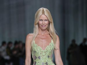 7 Potret Claudia Schiffer di Catwalk Versace, Memesona di Usia Setengah Abad