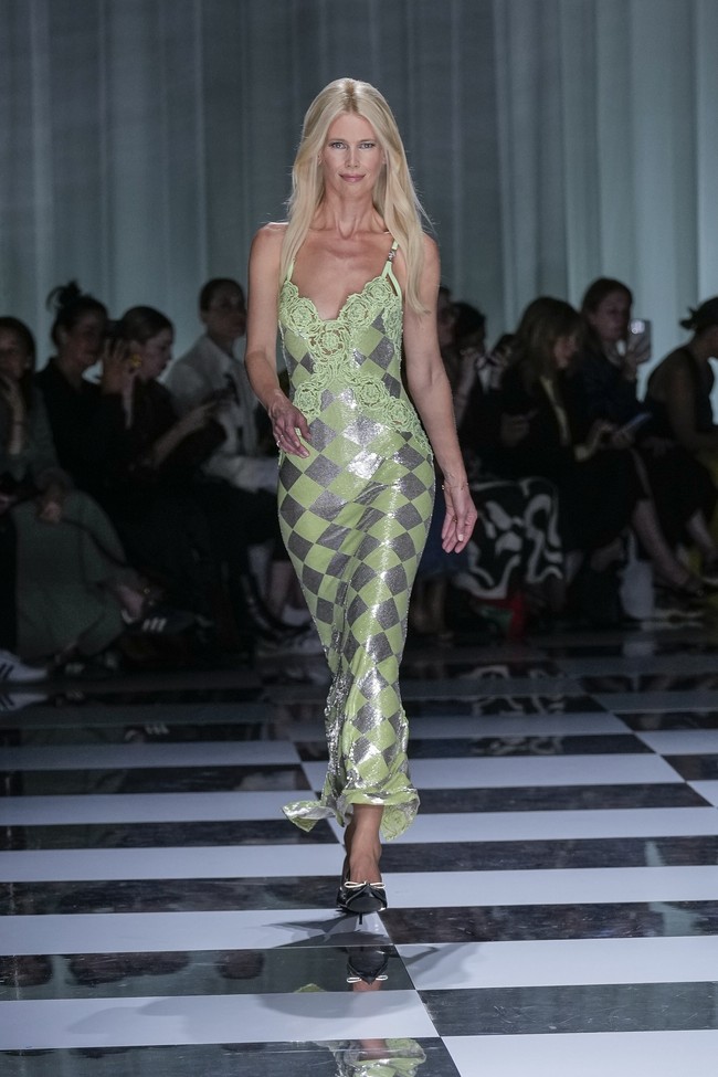 Peragaan Versace Spring-Summer 2024 di Milan Fashion Week penuh dengan model ternama seperti Kendall Jenner dan Gigi Hadid. Tak hanya generasi sekarang, tapi juga model lawas yang diwakili oleh Claudia Schiffer. (Foto: AP Photo/Antonio Calanni)