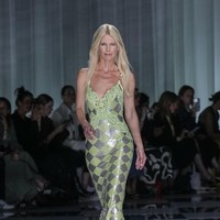 Peragaan Versace Spring-Summer 2024 di Milan Fashion Week penuh dengan model ternama seperti Kendall Jenner dan Gigi Hadid. Tak hanya generasi sekarang, tapi juga model lawas yang diwakili oleh Claudia Schiffer. (Foto: AP Photo/Antonio Calanni)