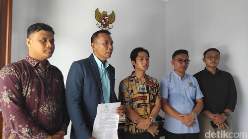 Dasaran Alit dan tim kuasa hukumnya memberikan keterangan pers di kantornya, Selasa (26/9/2023).
