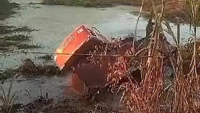 Detik-detik ekskavator nyemplung ke embung di Lampung saat cari korban tenggelam.