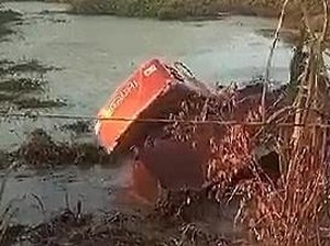 Ekskavator Nyemplung ke Embung Saat Cari Korban Tenggelam di Lampung