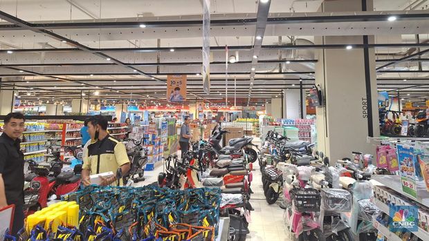 Diskon Sepeda Listrik di Transmart Full Day Sale. (CNBC Indonesia/Khoirul Anam)