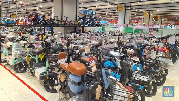 Diskon Sepeda Listrik di Transmart Full Day Sale. (CNBC Indonesia/Khoirul Anam)