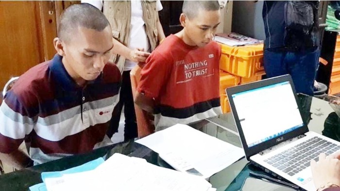 Kedua tersangka, Prabowo (kanan) dan Handoyo (kiri).