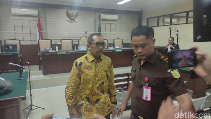 Eks Wakil Ketua DPRD Jatim Sahat Tua Simanjuntak usai divonis 9 tahun penjara.