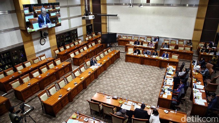Ekspresi Arsul Sani Saat Uji Calon Hakim Konstitusi di Komisi III DPR Calon Hakim Konstitusi Arsul Sani menjawab pertanyaan anggota Komisi III DPR saat uji kelayakan dan kepatutan di kompleks Parlemen, Jakarta, Selasa (26/9/2023).