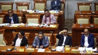 Uji kelayakan dan kepatutan (fit and proper test) terhadap calon hakim konstitusi dilangsungkan secara terbuka untuk umum.