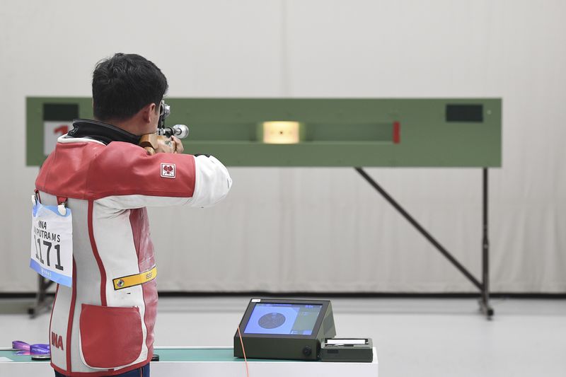 Petembak Muhammad Sejahtera Dwi Putra membidik sasaran pada final 10 meter running target mixed run Asian Games 2022 di Fuyang Yinhu Sports Centre, Hangzhou, China, Selasa (26/9/2023). Tera kembali meraih medali emas usai mencetak total poin terbanyak 378. ANTARA FOTO/M Risyal Hidayat/tom.