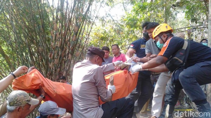 Evakuasi kakek di Magetan yang tewas terpanggang di rumpun bambu usai bakar-bakar sampah.