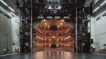 Bagian belakang panggung teater. Foto: Boredpanda