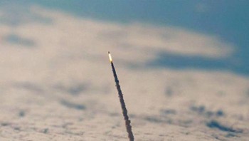 Ini adalah foto yang diambil NASA saat pesawat ulang-alik meninggalkan atmosfer kita Foto: Boredpanda