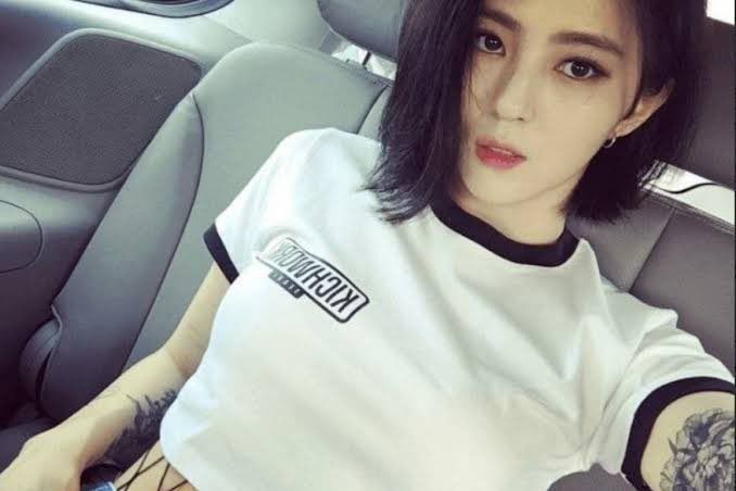 Foto lama Han So Hee dengan tato