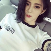 Foto lama Han So Hee viral selama penayangan drama Korea The World of the Married pada 2020. Aktris cantik itu pun menuai kecaman netizen Korea lantaran memiliki tato yang memenuhi lengannya. Foto: dok. Instagram @xeesoxee