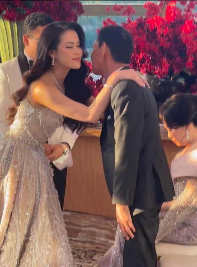 Fritz Hutapea dan Chen Giovani sebelumnya telah resmi menikah pada Sabtu (16/9/23). Pemberkatan pernikahan digelar di gereja HKBP Rawamangun. Foto: Instagram/@hotmanparisofficial